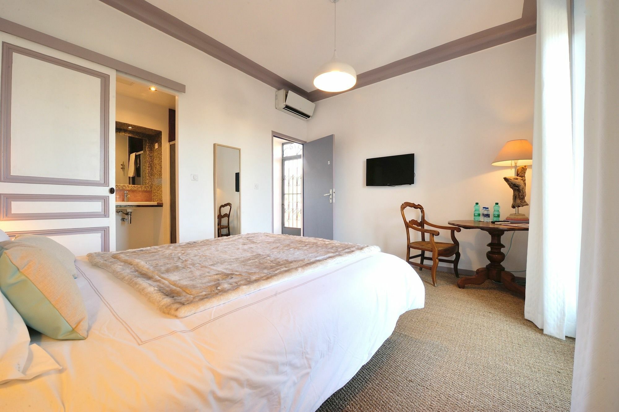 Du Roc Fleuri Bed & Breakfast